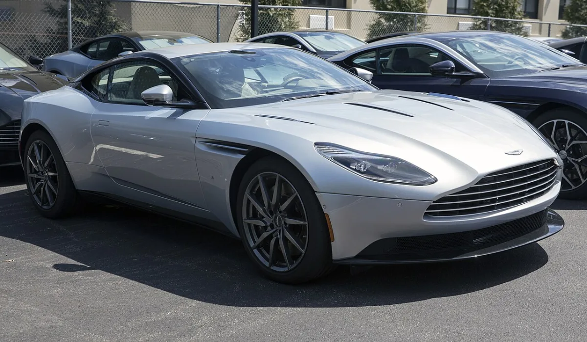 Aston Martin Db11 5.2 V12 Turbo 2017 – Diagonal Frontal · Foto: Mr.choppers / Wikimedia Commons (CC BY-SA 3.0)