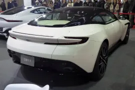 Aston Martin Db11 5.2 V12 Turbo 2017 – Diagonal Traseira · Foto: Tokumeigakarinoaoshima / Wikimedia Commons (CC BY-SA 4.0)
