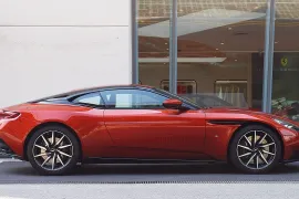 Aston Martin Db11 5.2 V12 Turbo 2017 – Lateral · Foto: TJSRX / Wikimedia Commons (CC BY-SA 4.0)
