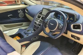 Aston Martin Db11 5.2 V12 Turbo 2017 – Painel · Foto: RpM Tartar / Wikimedia Commons (CC BY-SA 4.0)