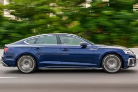 Audi A5 Sportb. S Line 2.0 TFSI Quatt. (Híb.) 2024 – Lateral · Foto: Audi