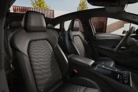 Audi A6 Sport. e-tron Perf. Black (Elétrico) 2025 – Bancos da Frente · Foto: Audi