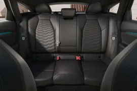 Audi A6 Sport. e-tron Perf. Black (Elétrico) 2025 – Bancos de Trás · Foto: Audi