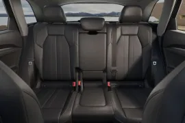 Audi Q5 S-Line 2.0 TFSI Quattro S-tronic 272cv 2026 – Bancos de Trás · Foto: Audi