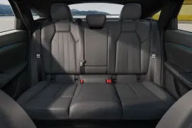 Audi Q6 E-Tron Quattro Sportback Performance Black 2025 – Bancos de Trás · Foto: Audi