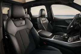 Audi Q7 S-Line 3.0 V6 TFSI Qua. Tip. (Híb.) 2025 – Bancos da Frente · Foto: Audi