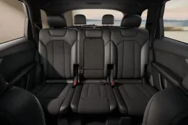 Audi Q7 S-Line 3.0 V6 TFSI Qua. Tip. (Híb.) 2025 – Bancos de Trás · Foto: Audi