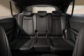 Audi Q8 Performance Black 3.0 V6 TFSi 2024 – Bancos de Trás · Foto: Audi