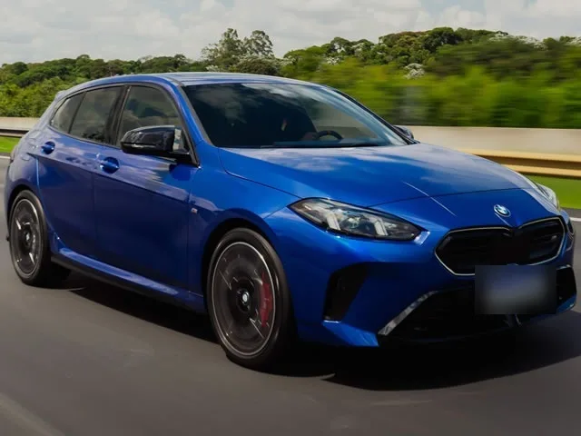 BMW 135i M xDrive 2.0 2026 – Diagonal Frontal · Foto: BMW Group