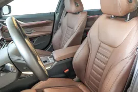 BMW i4 M50 (Elétrico) 2025 – Bancos da Frente · Foto: Divulgação