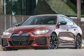 BMW i4 M50 (Elétrico) 2025 – Diagonal Frontal · Foto: Divulgação