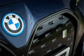 BMW i4 e-Drive 40 (Elétrico) 2024 – Emblema · Foto: Divulgação