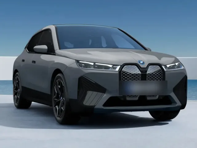 BMW iX XDrive 50 Sport Aut. (Elétrico) 2024 – Diagonal Frontal · Foto: BMW Group