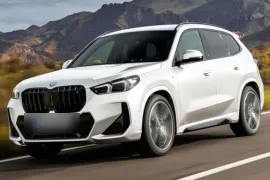 BMW iX 1 xDrive 30 M Sport (Elétrico) 2024 – Diagonal Frontal · Foto: BMW Group