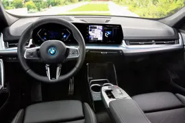 BMW iX 1 xDrive 30 M Sport (Elétrico) 2024 – Interior · Foto: BMW Group
