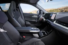 BMW X2 M35i xDrive 2.0 Turbo 317cv Aut 2025 – Bancos da Frente · Foto: BMW Group