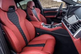 BMW X6 M Competition 4.4 V8 2025 – Bancos da Frente · Foto: BMW Group
