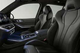 BMW X7 M60i 4.4 V8 2025 – Bancos da Frente · Foto: BMW Group