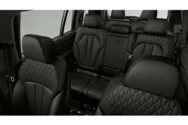 BMW X7 M60i 4.4 V8 2025 – Bancos de Trás · Foto: BMW Group