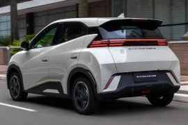 BYD Dolphin Mini EV 2026 – Diagonal Traseira · Foto: BYD