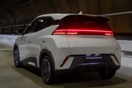 BYD Dolphin Mini EV 2026 – Em Movimento · Foto: BYD