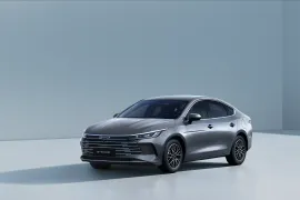 BYD King GS 1.5 2027 – Diagonal Frontal · Foto: BYD