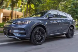 BYD Tan EV 2025 – Em Movimento · Foto: BYD