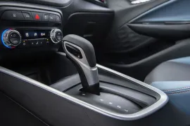 Chevrolet Onix Sedan Premier 1.0 Turbo AT 2027 – Câmbio · Foto: Chevrolet