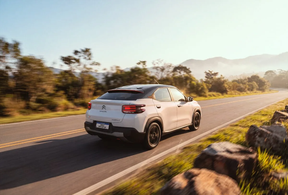 Citroën BASALT Dark Edition 1.0 5p Mec 2027 – Diagonal Traseira · Foto: Stellantis