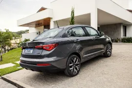 Fiat Cronos Precision 1.3 AT 2026 – Diagonal Traseira · Foto: Fiat
