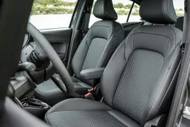 Fiat Cronos Precision 1.3 AT 2026 – Bancos da Frente · Foto: Fiat
