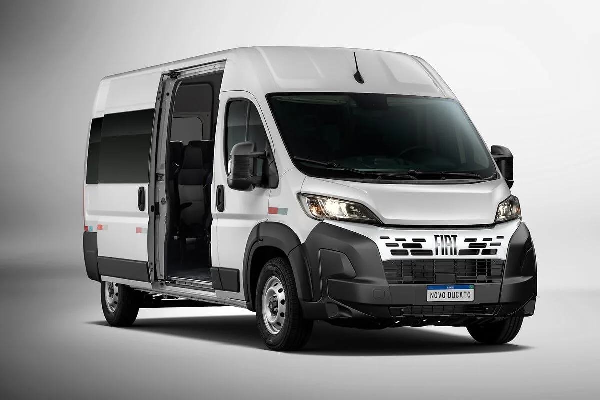 Fiat Ducato Minibus 2.2 Comfort18L (E6) 2026 – Diagonal Frontal · Foto: Fiat