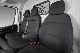 Fiat Ducato Minibus 2.2 Comfort18L (E6) 2026 – Bancos da Frente · Foto: Fiat