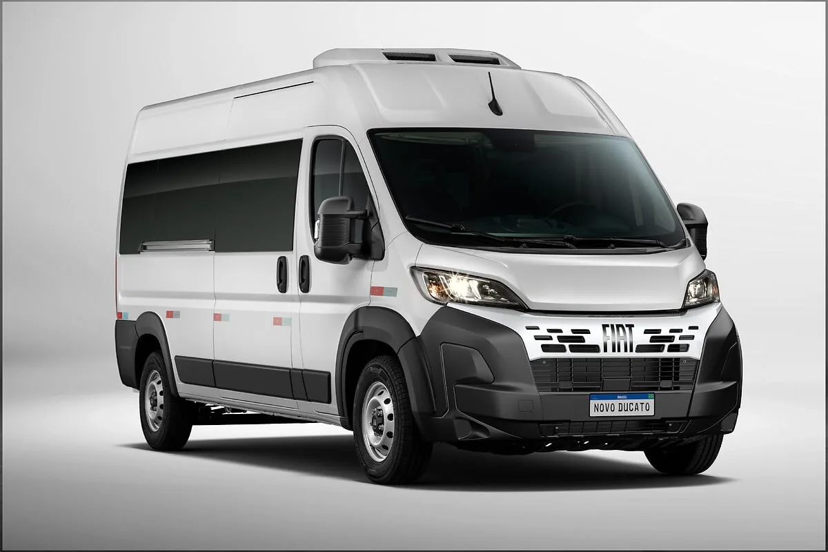 Fiat Ducato Minibus 2.2 Luxo 16L (E6) 2026 – Diagonal Frontal · Foto: Fiat