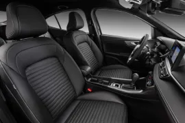 Fiat Fastback Impetus 200 T. Aut (Hibrído) 2025 – Bancos da Frente · Foto: Fiat