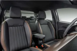 Fiat Strada Ranch 1.0 Turbo 2026 – Bancos da Frente · Foto: Fiat