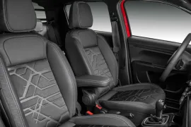 Fiat Strada Volcano 1.3 CD AT 2026 – Bancos da Frente · Foto: Fiat