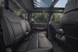 Ford F-150 Lariat Black 4x4 5.0 V8 2025 – Bancos de Trás · Foto: Ford