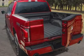 Ford F-150 Lariat Black 4x4 5.0 V8 2025 – Porta-Malas · Foto: Ford