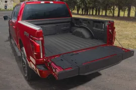 Ford F-150 Lariat Black 4x4 5.0 V8 2025 – Porta-Malas · Foto: Ford