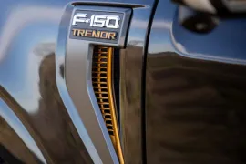 Ford F-150 Tremor 4x4 5.0 V8 2025 – Emblema · Foto: Ford