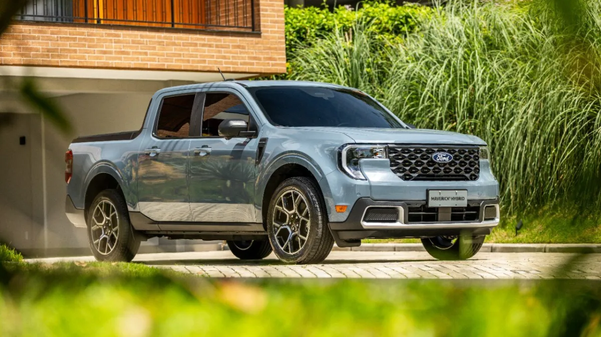 Ford Maverick Lariat Hybrid 2.5 AWD Aut 2026 – Diagonal Frontal · Foto: Ford