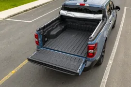 Ford Maverick Lariat Hybrid 2.5 AWD Aut 2026 – Porta-Malas · Foto: Ford