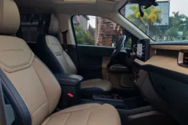 Ford Maverick Lariat Hybrid 2.5 AWD Aut 2025 – Bancos da Frente · Foto: Ford