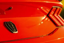 Ford Mustang Dark Horse 5.0 V8 Aut 2026 – Emblema · Foto: Ford
