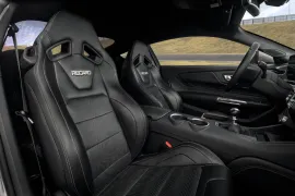 Ford Mustang GT Performance 5.0 V8 Mec 2025 – Bancos da Frente · Foto: Ford