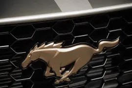 Ford Mustang GT Performance 5.0 V8 Mec 2025 – Emblema · Foto: Ford