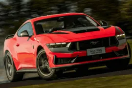 Ford Mustang Dark Horse 5.0 V8 Aut 2025 – Em Movimento · Foto: Ford