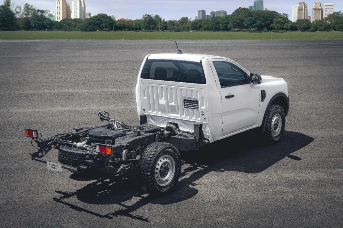 Ford Ranger XL 2.0 4x4 Chassi Mec 2027 – Diagonal Traseira · Foto: Ford