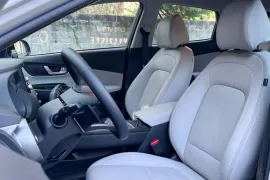 Hyundai KONA EV (Elétrico) 2024 – Bancos da Frente · Foto: Divulgação